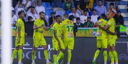 الخليج يلحق الهزيمة الأولي بـ الهلال في دوري روشن - اليوم الإخباري