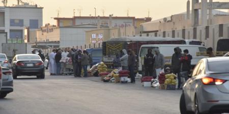 فوضى الباعة الجائلين.. بضائع مجهولة على أسوار سوق الدمام المركزي - اليوم الإخباري