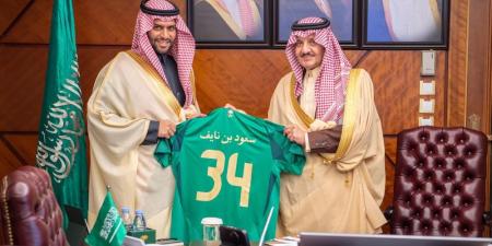 أمير الشرقية يتابع سير مشروع “توثيق تاريخ كرة القدم السعودية” - اليوم الإخباري