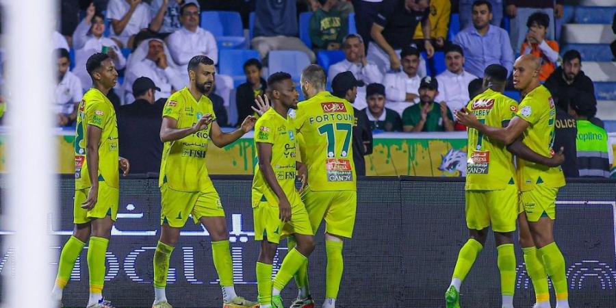 الخليج يلحق الهزيمة الأولي بـ الهلال في دوري روشن - اليوم الإخباري