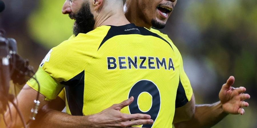 كريم بنزيما يُهدي جماهير الاتحاد قميصه بعد الانتصار على النصر - اليوم الإخباري