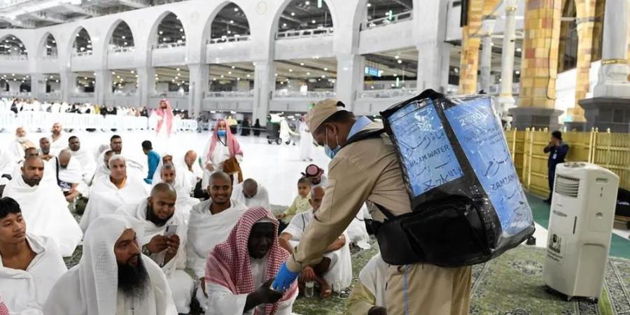 16 ألف حافظة زمزم لقاصدي المسجد الحرام يوم الجمعة - اليوم الإخباري