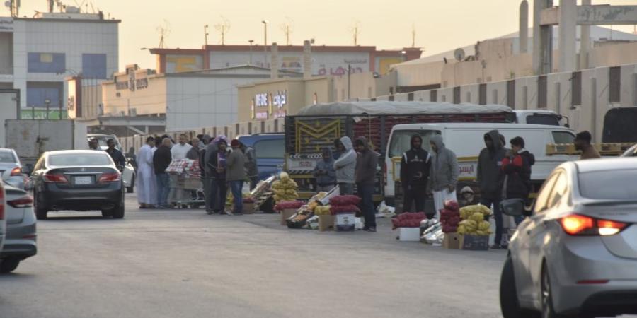 فوضى الباعة الجائلين.. بضائع مجهولة على أسوار سوق الدمام المركزي - اليوم الإخباري