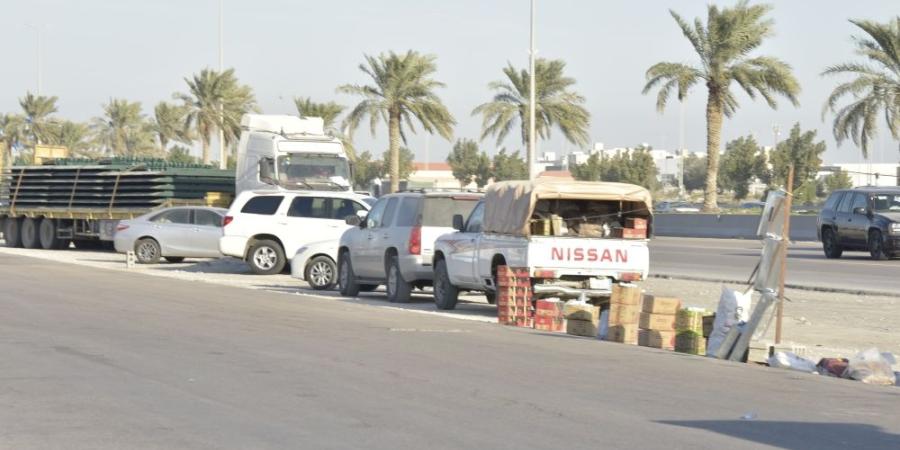 صور.. فوضى ”السوق العشوائية“ تشوه طريق مطار الملك فهد بالدمام - اليوم الإخباري