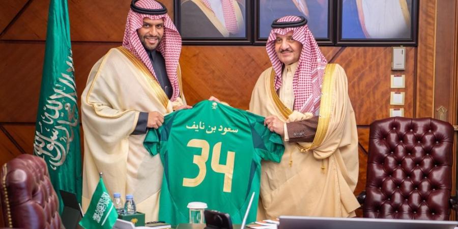 أمير الشرقية يتابع سير مشروع “توثيق تاريخ كرة القدم السعودية” - اليوم الإخباري